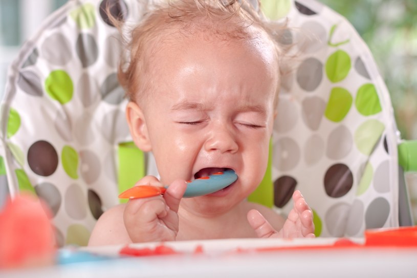 Twoje dziecko popada w histerię, gdy przychodzi pora karmienia? Być może to awersja pokarmowa. /123RF/PICSEL