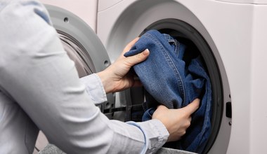 Twoje jeansy szybko blakną? Zmień 1 rzecz w czasie prania, a zapomnisz o problemie