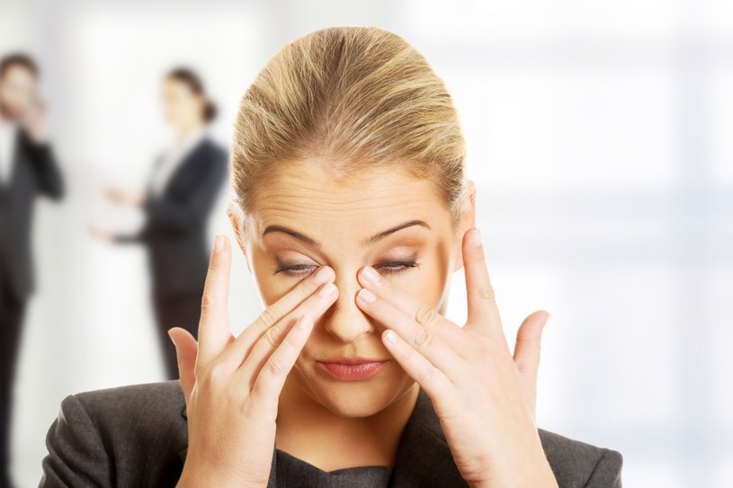 Twoje oczy mogą być zmęczone przez nadmiar pracy, np. przy komputerze lub brak snu /123RF/PICSEL