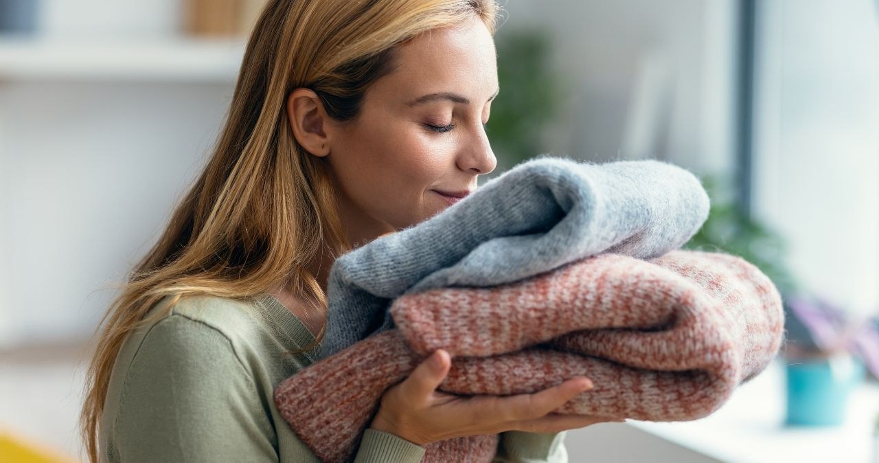 Twoje pranie może pachnieć ekskluzywnymi perfumami! /adobestock /INTERIA.PL