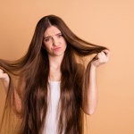 Twoje włosy bardzo szybko się przetłuszczają? Być może popełniasz ten błąd