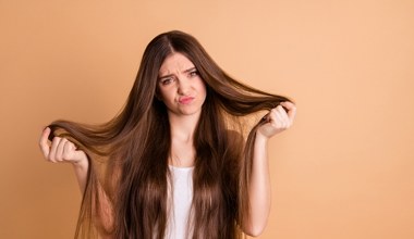 Twoje włosy bardzo szybko się przetłuszczają? Być może popełniasz ten błąd