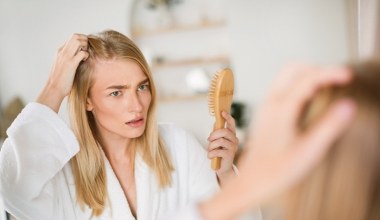 Twoje włosy plączą się i łamią? Zamiast kupować kolejny kosmetyk, zrób to 