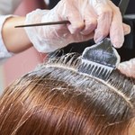 Twoje włosy są rzadkie i zaczynają siwieć? Ten kolor doda im objętości i zamaskuje odrost 