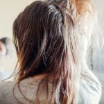 Twoje włosy szybko się przetłuszczają? Trycholog wyjaśnia, dlaczego