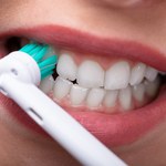 Twoje zęby nie są białe? Dentysta wyjaśnia, jaki błąd popełniasz