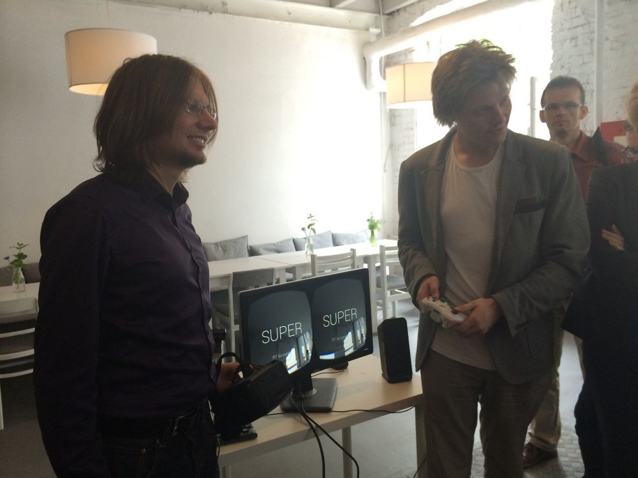 Twórcy gry Piotr Iwanicki (bez okularów) i Tomasz Kaczmarczyk /Agnieszka Wyderka /RMF FM