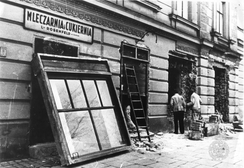 Tworzenie „żydowskiej dzielnicy mieszkaniowej” na terenie Podgórza w marcu 1941 r. Okna i drzwi w budynkach na granicy getta, wychodzące na tzw. aryjską stronę, były zamurowywane, by utrudnić Żydom kontakty z Polakami /IPN