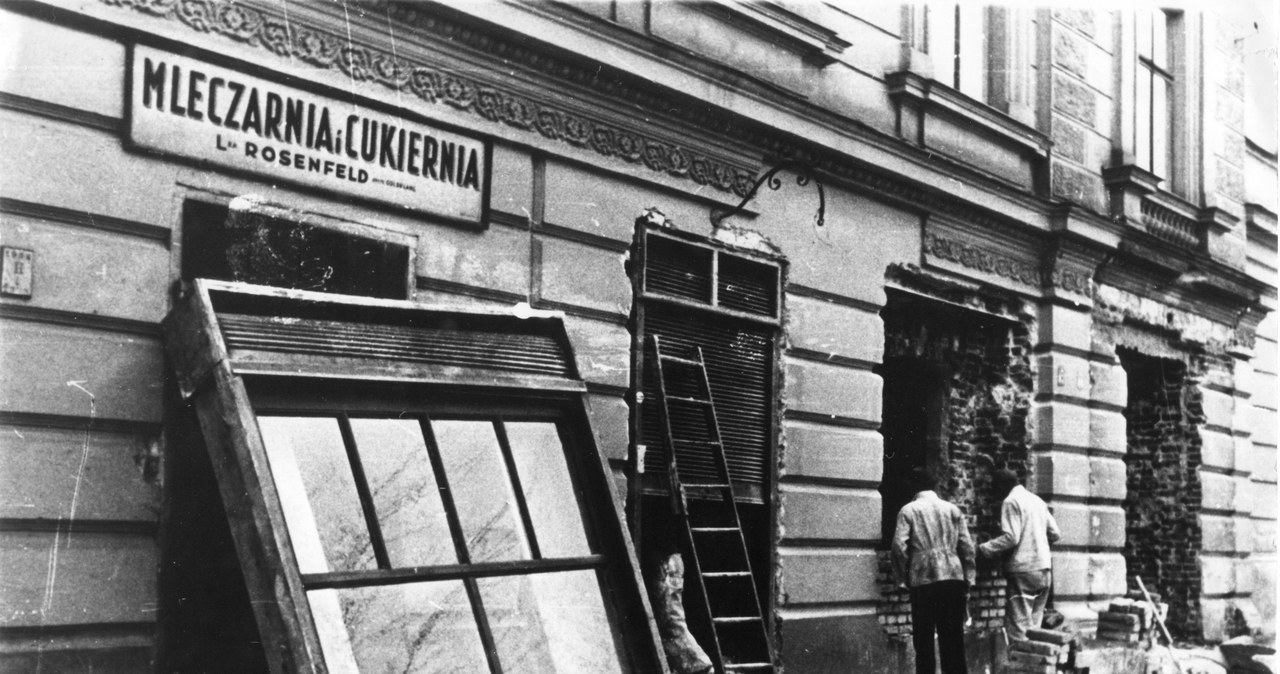 Tworzenie „żydowskiej dzielnicy mieszkaniowej” na terenie Podgórza w marcu 1941 r. Okna i drzwi w budynkach na granicy getta, wychodzące na tzw. aryjską stronę, były zamurowywane, by utrudnić Żydom kontakty z Polakami /IPN