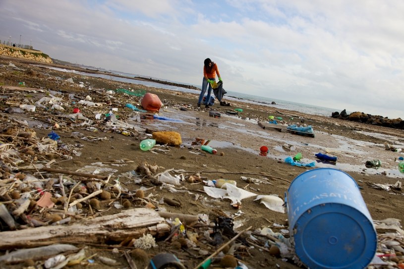Tworzywa sztuczne zaśmiecają nasze oceany /123RF/PICSEL