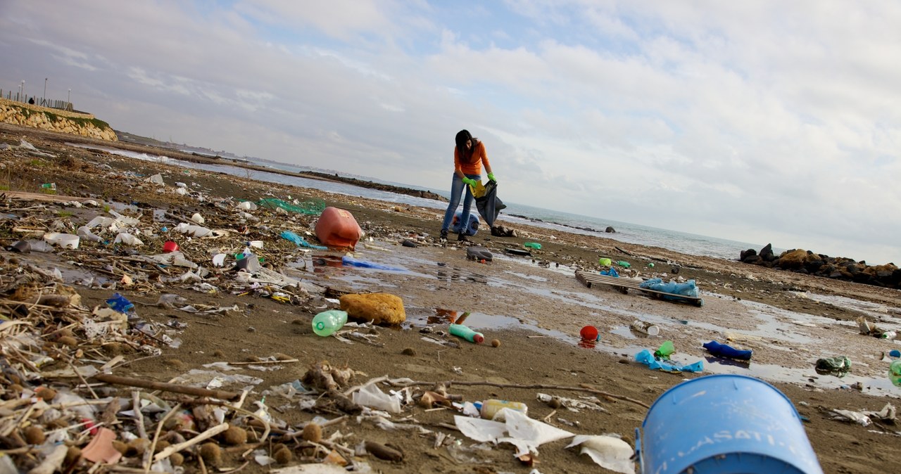 Tworzywa sztuczne zaśmiecają nasze oceany /123RF/PICSEL