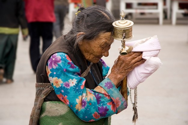 Tybetanka z kołem modlitewnym, Lhasa &nbsp; /Fot. Luca Galuzzi