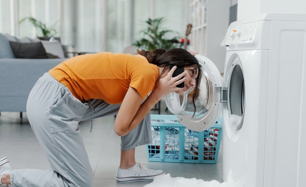 Tych czterech rzeczy nigdy nie wkładaj do pralki