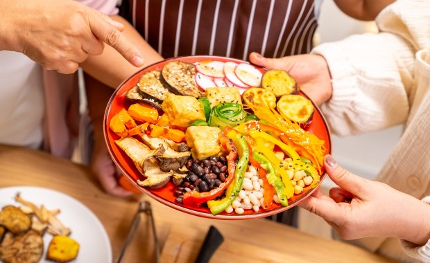 Tych produktów nie wkładaj do airfryera. Lista zakazanych składników