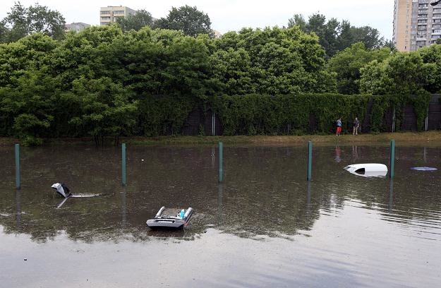 Tych samochodów zalanych na trasie AK uratować się nie da /PAP