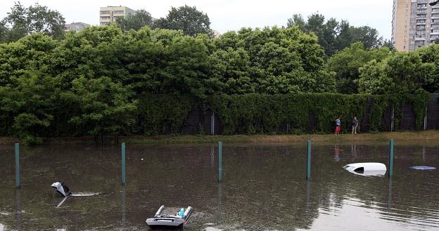 Tych samochodów zalanych na trasie AK uratować się nie da /PAP