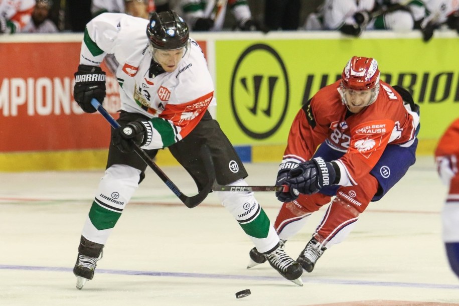Tychy, 31 sierpnia 2018. Hokeista GKS-u Tychy Jarosław Rzeszutko i Henrik Koivisto z IFK Helsinki podczas meczu Ligi Mistrzów /Dominik Gajda /PAP