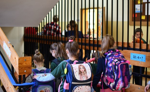 Tychy: Oderwany z sufitu tynk spadł na uczniów