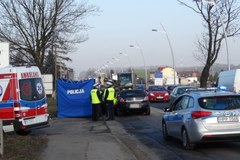 Tychy: Osobówka zderzyła się z ładowarką, 1 osoba nie żyje