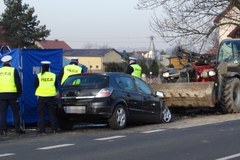 Tychy: Osobówka zderzyła się z ładowarką, 1 osoba nie żyje