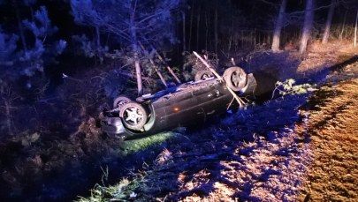 Tydzień temu kupił bmw. Dachował nim i ściął kilka choinek