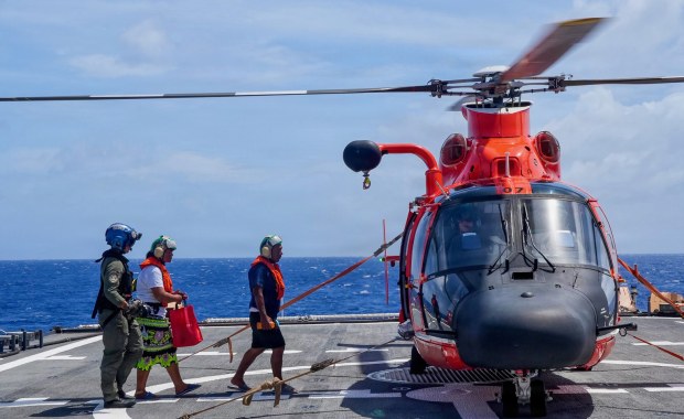 Tydzień walki o przetrwanie na oceanie. Koszmar trzyosobowej rodziny