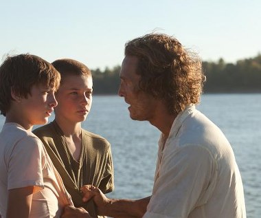 Tye Sheridan, Jacob Lofland i Matthew McConaughey w scenie z filmu "Uciekinier"