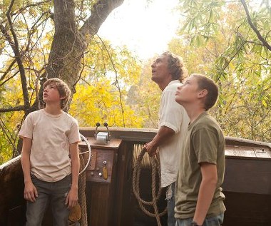 Tye Sheridan, Matthew McConaughey i Jacob Lofland w scenie z filmu "Uciekinier"