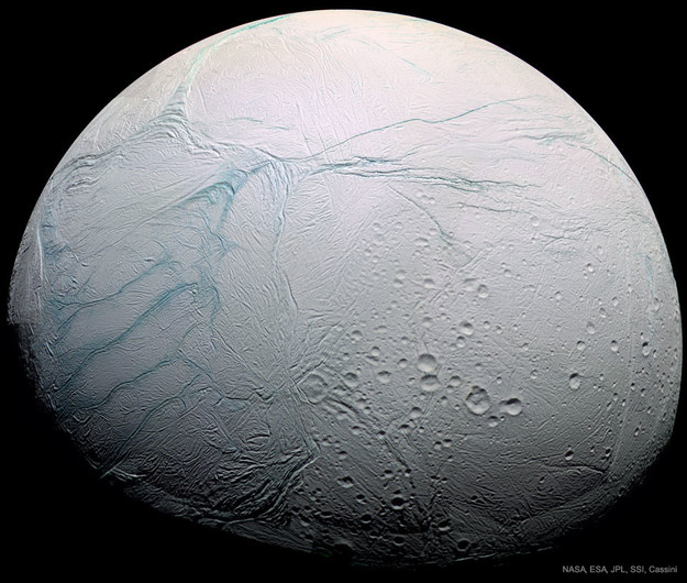 Tygrysie paski (po lewej) na powierzchni Enceladusa /NASA, ESA, JPL, SSI, Cassini Imaging Team /Materiały prasowe