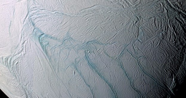 "Tygrysie pręgi" mogą być azylem życia na Enceladusie (Fot. NASA) /materiały prasowe