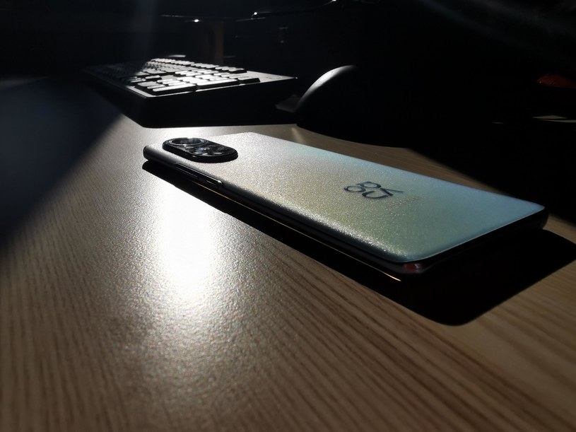 Tył smartfona Huawei Nova 9 pod światło potrafi pokazać całą paletę barw /Patryk Łobaza /INTERIA.PL