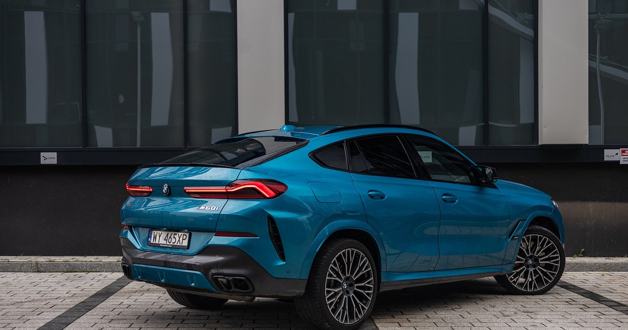 Tył zmodernizowanego BMW X6 M60i pozostał właściwie bez zmian /Karol Tynka /INTERIA.PL