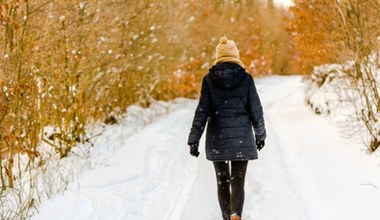 Tyle kalorii możesz spalić w czasie godzinnego spaceru. Zrzucisz serniczek i makowiec?