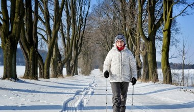 Tyle kalorii spalisz spacerując, a tyle biegając. Postaw na aktywność po świętach 