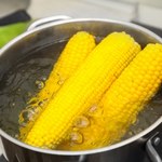 Tyle minut gotuj kukurydzę. Będzie smaczna i chrupiąca, a nie miękka i mdła
