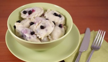 Tyle możesz przechowywać pierogi z owocami w lodówce. Później lepiej je wyrzucić