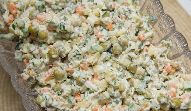 Tyle możesz trzymać sałatkę jarzynową w lodówce. Później lepiej ją wyrzuć