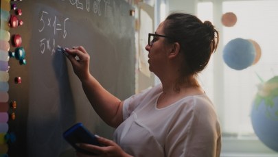 Tyle trafi na konta nauczycieli przed wakacjami. Znamy kwotę "na rękę"