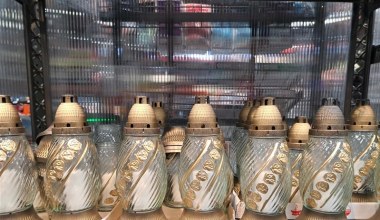 Tyle trzeba będzie wydać na Wszystkich Świętych. Wiązanki i znicze coraz droższe