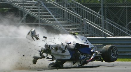 Tyle zostało z Bolidu Roberta Kubicy po wypadku podczas GP Kanady w 2007 roku /AFP