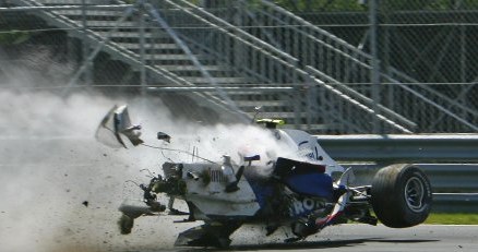 Tyle zostało z Bolidu Roberta Kubicy po wypadku podczas GP Kanady w 2007 roku /AFP