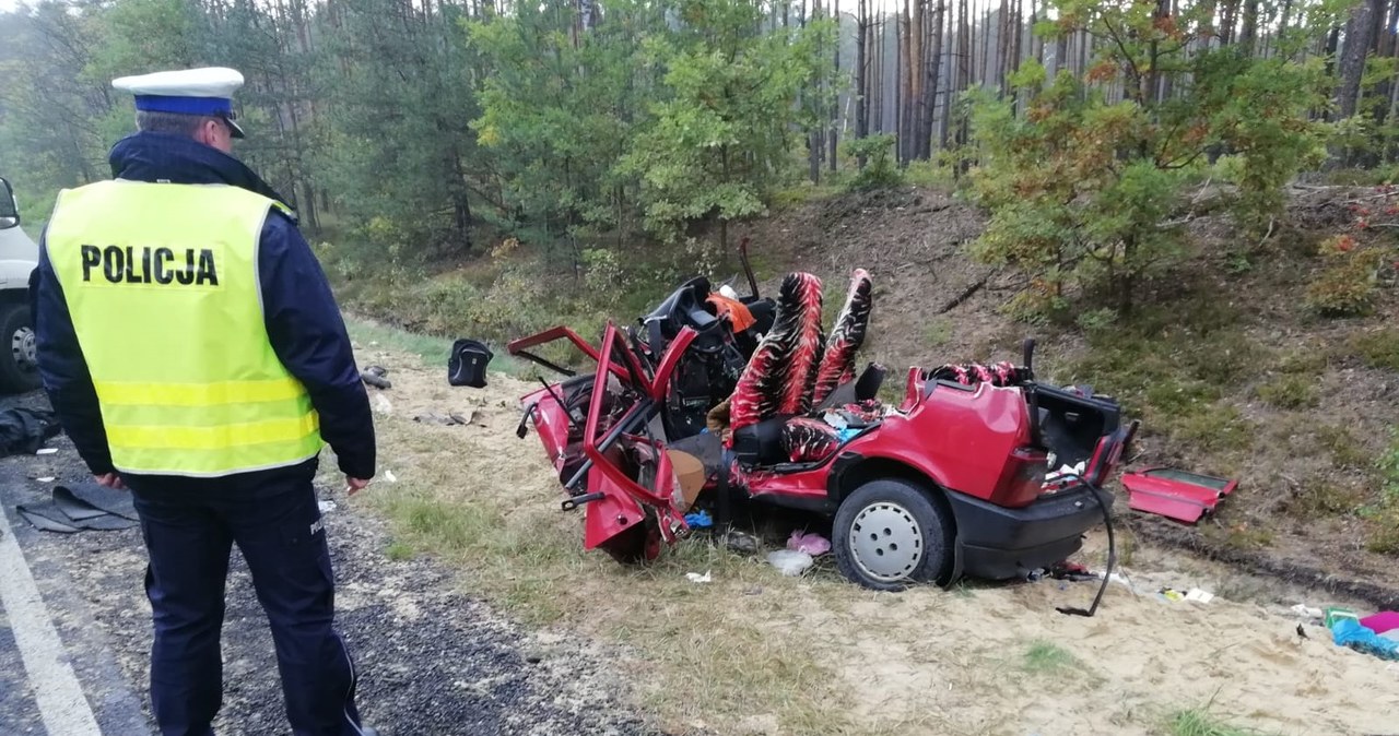 Tyle zostało z Fiata Uno. Cztery osoby zginęły /Policja