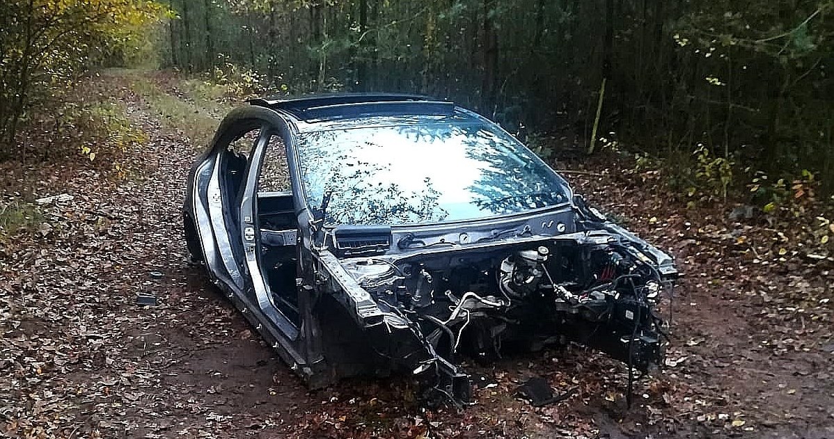 Tyle zostało ze sportowego mercedesa /Policja