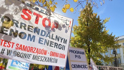 "Tylko ciemność". W Warszawie odbył się protest samorządowców
