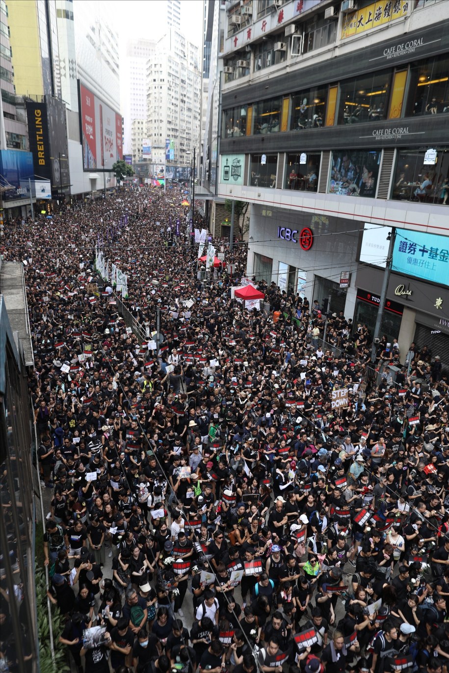 "Tylko kiedy Lam przeprosi, wycofa ustawę i poda się do dymisji, zakończymy protesty" - mówią dmeonstranci /JEROME FAVRE /PAP/EPA