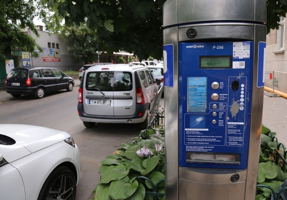 Tylko mieszkańcy Zakopanego posiadający Kartę Mieszkańca i aktywny abonament mogą parkować na pomarańczowych miejscach parkingowych /Shutterstock