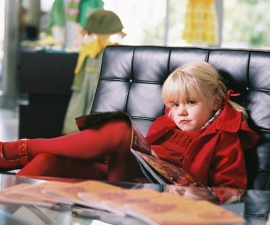 "Tylko mnie kochaj" było kinowym debiutem Julii Wróblewskiej, która wcieliła się w postać 7-letniej Michaliny - rezolutnej dziewczynki, która pewnego dnia pojawia się w drzwiach mieszkania głównego bohatera  oświadcza, że Michał jest jej ojcem oraz prosi, by zajął się nią przez najbliższe 5 dni.