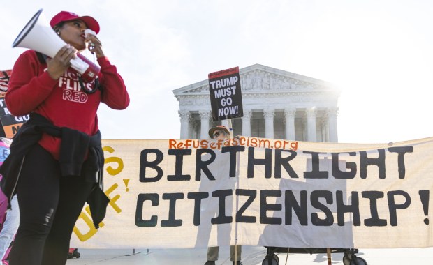"Tylko nasz kraj jest tak głupi". Los setek tysięcy dzieci w rękach sądu