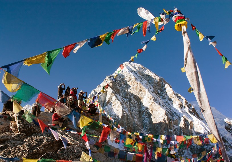 Tylko osoby zasobne w pieniądze mogą pokusić się o wyprawę na Everest /123RF/PICSEL