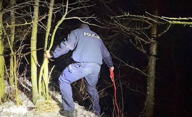 Tylko pies wrócił ze spaceru. Policjanci nieśli 20-latka na barkach